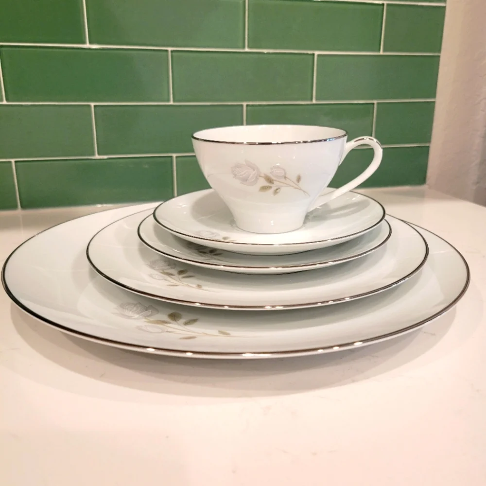 ALTADENA BY NORITAKE PORCELAIN COMPLETE  5 PC. DINNER SETTING CRAFTED IN…